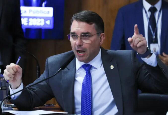 Flavio Bolsonaro faz promessa sobre a maioridade penal: ‘Nós vamos mudar a lei!’