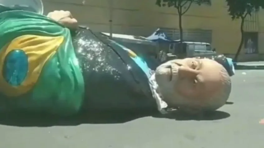 TSE se omite, e juízes do Carnaval rebaixam escola paga para fazer propaganda de Lula