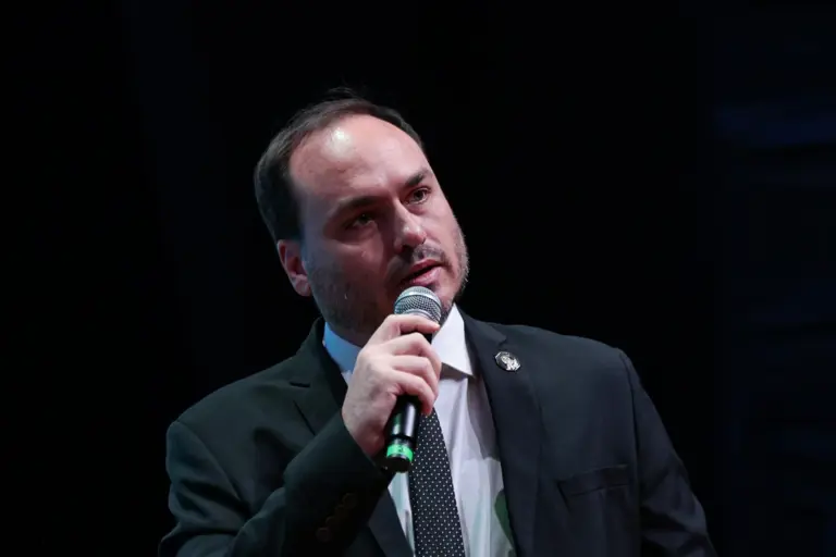 Carlos Bolsonaro relata piora na saúde de Jair Bolsonaro e critica regras de visita